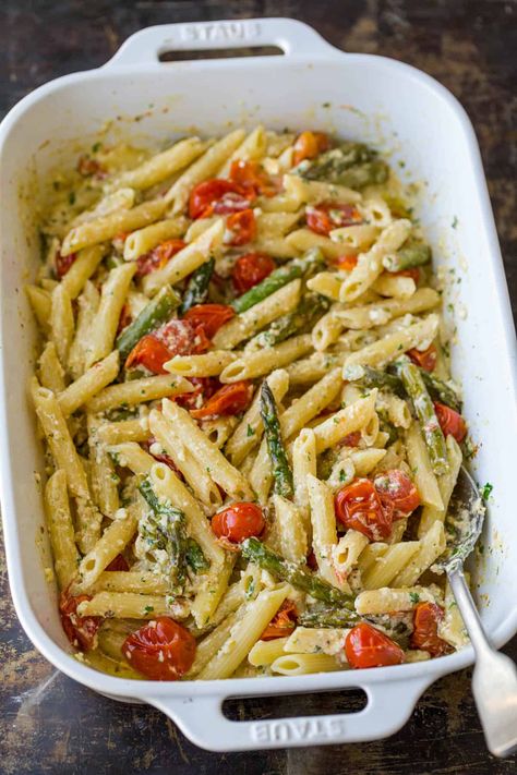 Baked Feta Pasta is trending and even called the "TikTok pasta." You'll be amazed how feta cheese turns into a creamy pasta sauce. Pasta With Feta Cheese, Tiktok Pasta, Pasta With Tomatoes, Salad Appetizer Cups, Cheese Pasta Recipes, Baked Feta Pasta, Creamy Pasta Sauce, Pasta Penne, Pastas Recipes