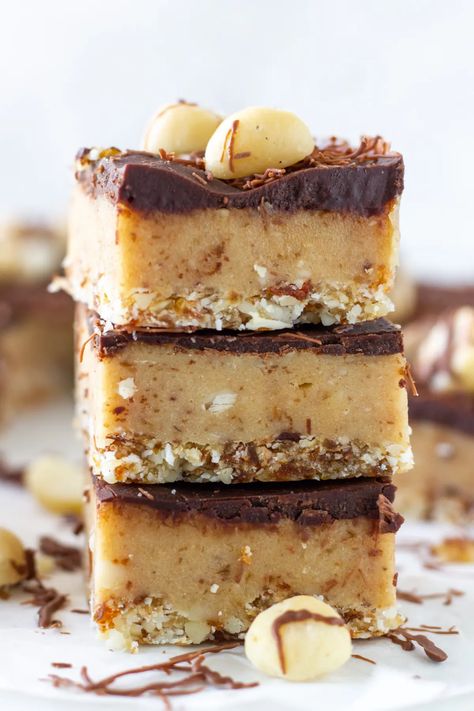 This healthy raw caramel slice is made with easy to find wholefood ingredients that come together beautifully in three delicious easy to make layers. Easy Caramel Slice, Raw Caramel Slice, Paleo Cakes, Deserturi Raw Vegan, Vegan Bars, Raw Treats, Raw Dessert Recipes, Baked Caramel, Easy Caramel