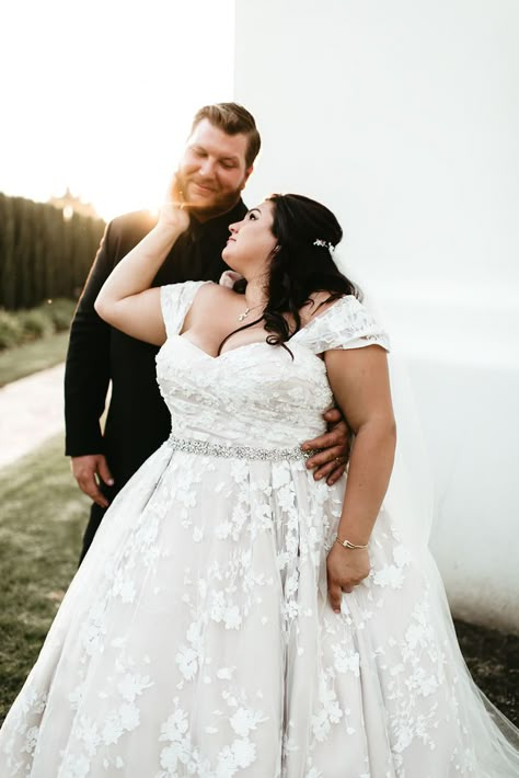 Wedding Poses For Bride And Groom Plus Size, Plus Size Bridal Portraits Poses, Wedding Dresses Chubby Brides, Plus Size Bride Photography Poses, Plus Size Wedding Photography, Plus Size Bride Photography, Plus Size Wedding Photos, Plus Size Engagement Photos, Lace Ballgown Wedding Dress