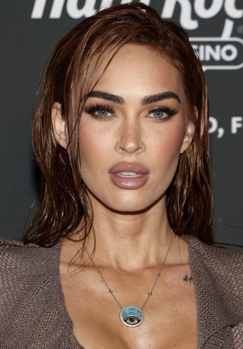 Megan Fox Makeup, Fox Hair Dye, Megan Fox Hair, Arctic Fox Hair Dye, Fox Hair Color, Wet Look Hair, Fox Hair, Arctic Fox Hair Color, Strawberry Blonde Hair Color