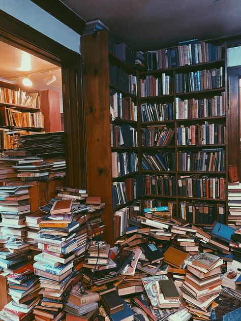 #books #aesthetic #booklovers #vintage #reading #bookshelves #bookstore Vintage Bookstore Aesthetic, Bookstore Aesthetic, Vintage Bookstore, Vintage Reading, Books Aesthetic, Apartment Life, Life Aesthetic, Vintage Books, Bookstore