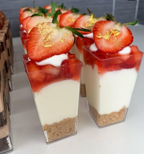 Strawberry Cheesecake Dessert Cups, Jello Cups Ideas Parties, Shooters Desserts, Quince Desserts, Strawberry Cheesecake Shooters, Wedding Dessert Cups, Strawberry Cheesecake Cups, Dessert Shooters Recipes, Cheesecake Shooters