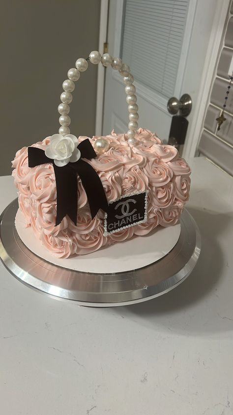 Purse Birthday Cake For Women, Birthday Cake Present, Chanel Cake Birthdays, Cake With Cupcakes Around It, Channel Birthday Cake, Chanel Torte, Glam Birthday Cake, Chanel Bag Cake, Dior Cake