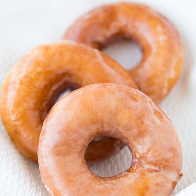 Crispy Creme Doughnuts @keyingredient Copycat Krispy Kreme, Krispy Kreme Doughnut, Glazed Doughnuts, Doughnut Recipe, Krispy Kreme, Think Food, Cooking Classy, Cat Recipes, Köstliche Desserts