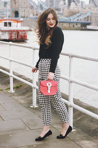 What Olivia Did Gingham Trousers, Cropped Pants Outfit, Preppy Mode, Trousers Outfit, Pink Handbag, Gingham Pants, Checkered Pants, Red Purse, Half Pint