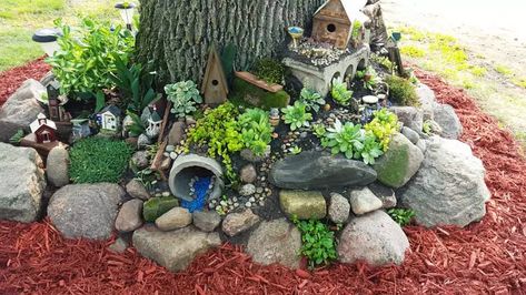 Kids Rock Garden, Fairy Garden Ideas Outdoor, Outdoor Fairy Garden Ideas, Fairy Garden Images, Backyard Fairy Garden, Fairy Yard, Backyard Garden Inspiration, Large Fairy Garden, Outdoor Fairy Garden