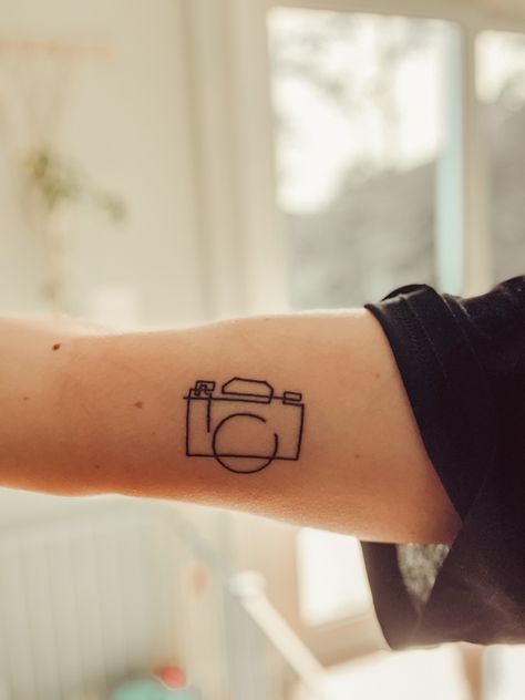 Retro Camera Tattoo, Camera Fine Line Tattoo, Fine Line Camera Tattoo, Camera Tattoo Design Photography, Simple Camera Tattoo, Filmmaker Tattoo, Film Camera Tattoo, Photography Tattoo Ideas, Photographer Tattoo Ideas