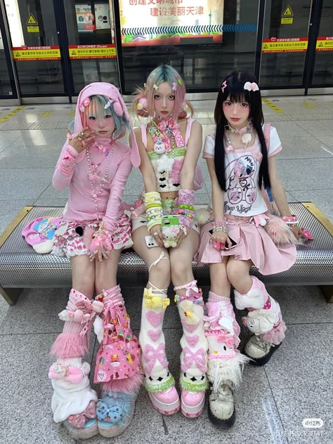 Harajuku Decora, Decora Fashion, Kawaii Outfit Ideas, Estilo Harajuku, Kawaii Outfit, Kawaii Outfits, Harajuku Outfits, Gyaru Fashion, Cute Core