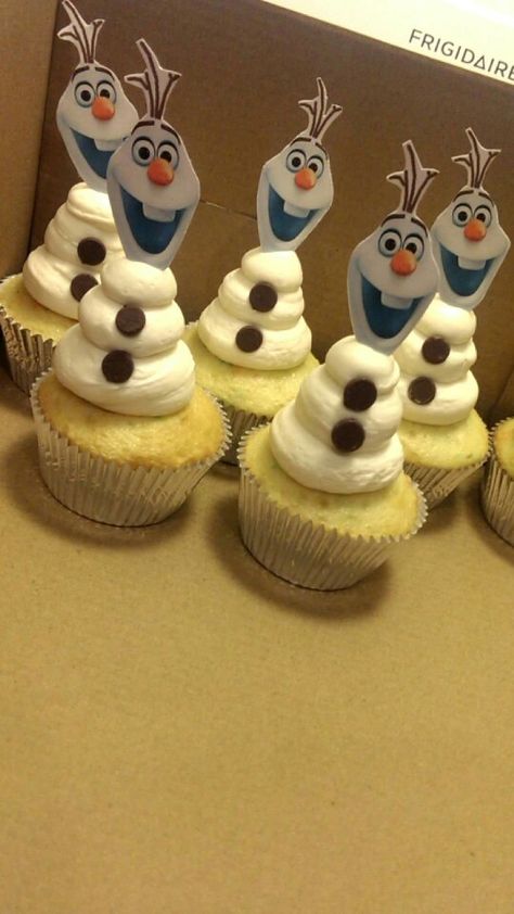 Olaf cupcakes Olaf Cake Birthday, Olaf Cupcake Cake, Elsa Cupcakes, Frozen First Birthday, Olaf Cupcakes, Olaf Birthday Party, Frozen 3rd Birthday, Olaf Party, Elsa Cake Frozen