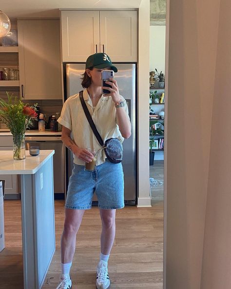 Summer outfit masc Masc Picnic Outfits, Masc Holiday Outfit, Lesbian Boyfriend Style, Masc Lesbian Dress Up Outfits, Masc Woman Outfit Ideas, Naarm Melbourne Fashion, Lesbian Summer Fits, Artsy Lesbian Style, Masc Lesbian Beach Outfit