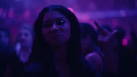 Zendaya Middle Finger Aesthetic, Zendaya Middle Finger, Middle Finger Gif, Middle Finger Aesthetic 90s Girl, Girl Middle Finger, Middle Finger Wallpaper, Rihanna Gif Aesthetic, Middle Finger Meme, Anime Best Friends