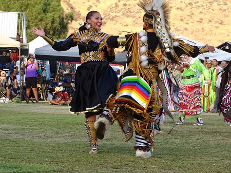 Jocey & Trae LittleSky Sweethearts Dance Champs @ San Manuel Powwow 2016 Powwow Aesthetic, Sweethearts Dance, Native American Jingle Dress, Native American Powwow, Sweetheart Dance, Powwow Outfits, American Indian Clothing, Fancy Shawl, Native American Dance