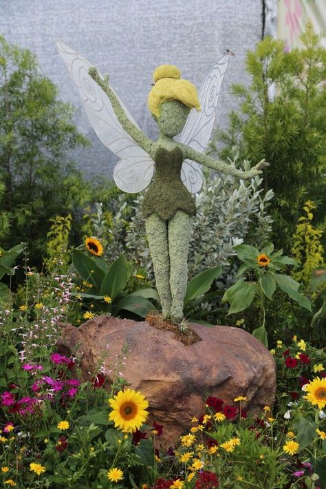 Disney Topiary, Topiary Ideas, Plant Sculpture, Epcot Flower And Garden Festival, Topiary Diy, Unique Artists, Disney Garden, Festival Photos, Classic Disney Characters