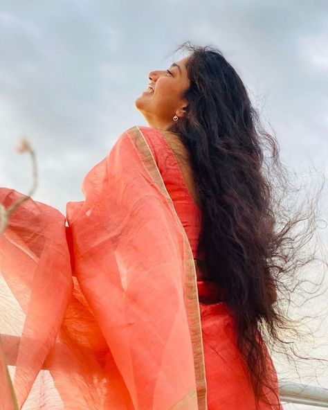 Saree Stills For Photos, Terrace Photoshoot Ideas, Terrace Photoshoot, Beach Saree, Sai Pallavi Hd Images, Photo Stills, Sisters Photoshoot Poses, Traditional Aesthetic, Sai Pallavi