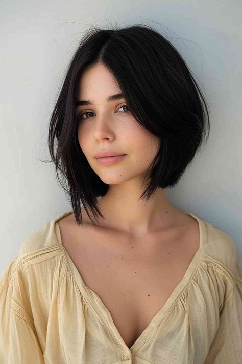 Ever heard of the it-girl haircut? Find out all about it right here. Chubby Short Hair, Black Hair Bob, Shiny Black Hair, Short Hairstyle Ideas, Haircut Bob, A Line Bob, Easy Short Haircuts, Line Bob Haircut, Trendy Bob Hairstyles