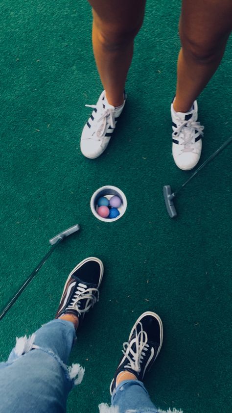 Mini Golf Friends, Mini Golf Couple Pictures, Mini Golf Date Aesthetic, Mini Golf Pictures, Mini Golf Photoshoot, Mini Golf Aesthetic, Mini Golf Date, Put Put Golf, Abc Dates