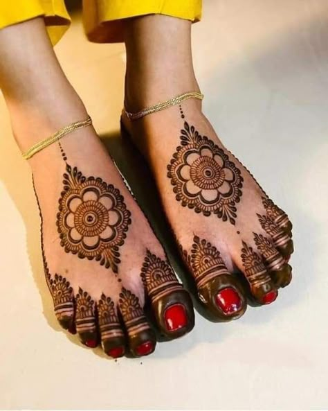 Mehandi Design On Foot, Bridal Henna Leg Designs, Mehandi Design Foot, Aesthetic Foot Mehndi Designs, Mehandi Feet Designs, Feet Mehndi Designs Simple Aesthetic, Minimal Leg Mehendi Design Simple, Mehndi Leg Design, Mehndi Designs For Leg Foot Henna