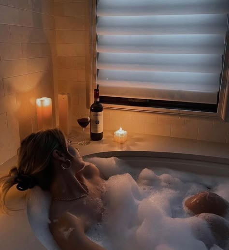 Bubble Bath Photos, Bathroom Night Aesthetic, Couple Bathtub, Bubble Bath Aesthetic, Jacuzzi Hotel, Couples Bathtub, Bathtub Aesthetic, Cabin Photos, Bath Pictures