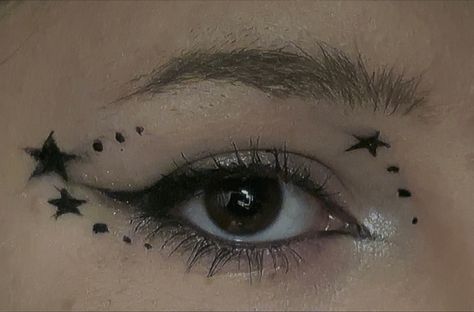 Simple Star Makeup, Starry Makeup Look, Star Eye Makeup Look, Concert Eyeliner, Black Star Makeup, Black Eyeliner Ideas, Star Makeup Y2k, Web Eyeliner, Star Makeup Look