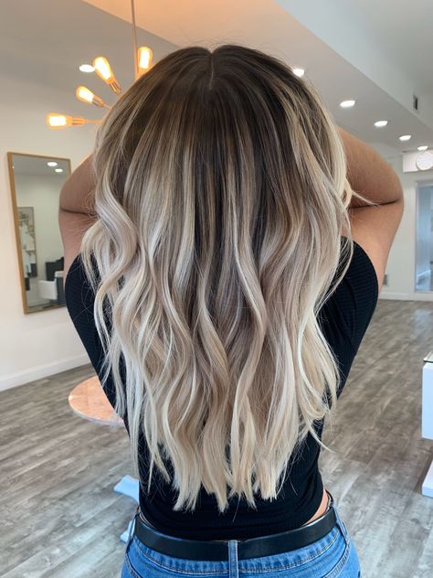 Brown Roots Blonde Hair, Warm Honey Blonde, Blonde Hair Styles, Shadow Roots, Blonde Ombré, Blonde Hair With Roots, All Over Color, Hair Change, Summer Blonde Hair