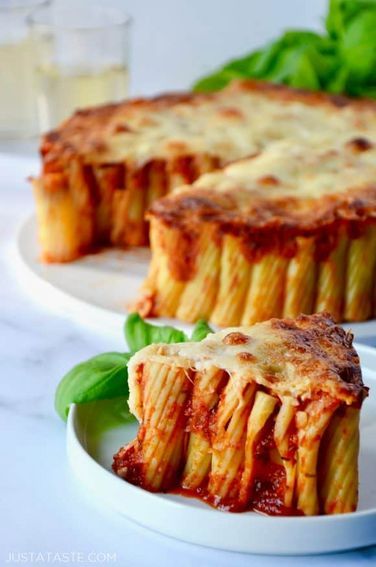 Easy Cheesy Rigatoni Pie Rigatoni Recipes Easy, Cheesy Rigatoni, Rigatoni Pie, Rigatoni Recipes, Pasta Pie, Baked Rigatoni, Rigatoni Pasta, Just A Taste, Pie Tops