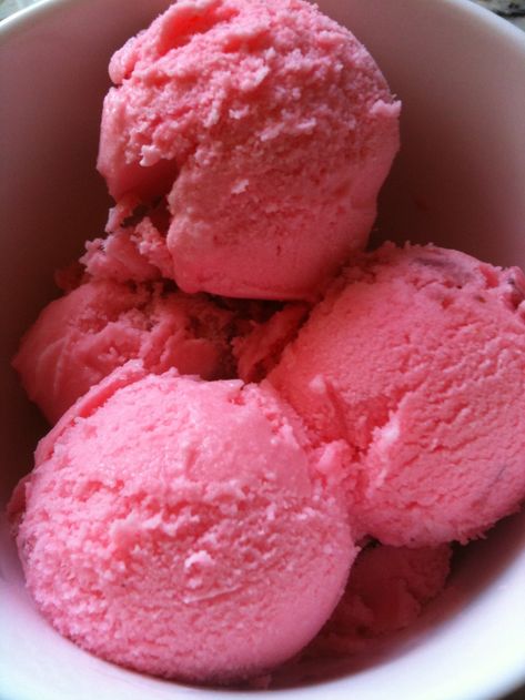 Big Red Ice Cream, Red Ice Cream, Strawberry Frozen Yogurt, Fresh Fruit Recipes, Eggless Desserts, Yogurt Ice Cream, Frozen Yoghurt, Ice Cream Pies, Strawberry Yogurt