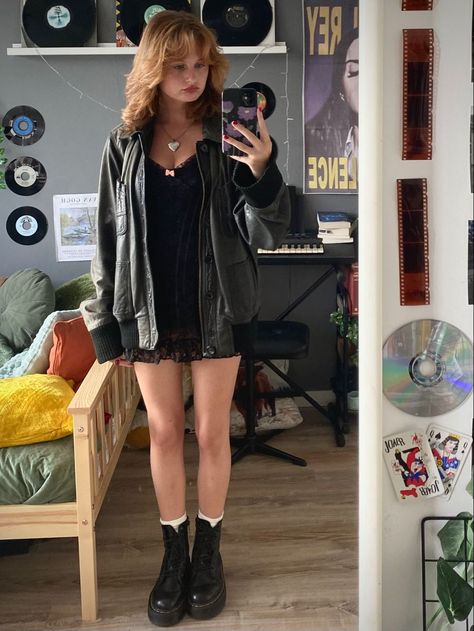 Simple Rockstar Outfit, Vintage Rock Aesthetic Outfit, Cute Rockstar Outfit, Concert Outfit Indie Rock, Indie Band Concert Outfit, Rock Gf Aesthetic Outfit, Rock Star Girlfriend Outfit Aesthetic, Outfit Inspo Rockstar Gf, Lana Outfits Concert