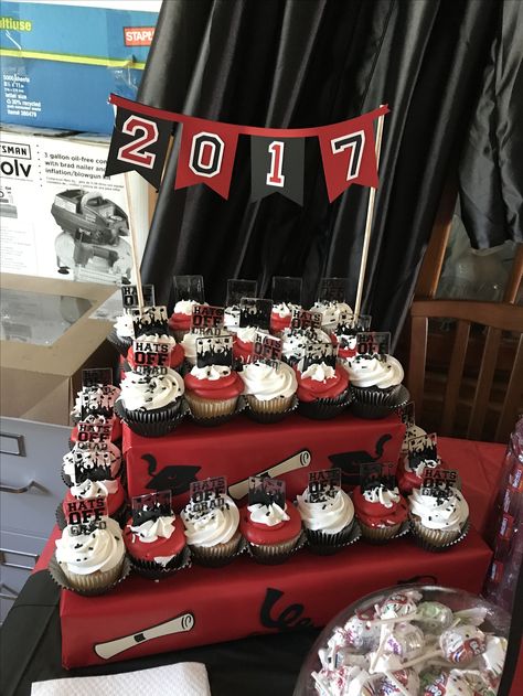 Graduation Cupcake Display Ideas Diy, Cupcake Display Ideas Graduation, Graduation Cupcake Display, Graduation Cupcake Stand, Graduation Party Cupcakes, Diy Cupcake Stand, Grad Diy, Cupcake Table, Senior Graduation Party