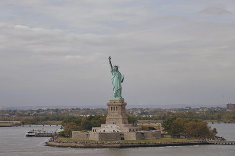 Phone Wallpaper Sky, Meet Me In New York, Destination Aesthetic, Usa Skyline, Phone Background Wallpaper, Liberty Island, I Love America, Hudson River, Aesthetic Phone