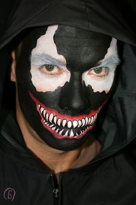 Leonie's Muse: DIY Venom Face Painting Venom Face Paint, Face Painting Ideas For Adults, Painting Ideas For Adults, Venom Makeup, Boy Halloween Makeup, Halloween Face Painting Ideas, Face Painting For Kids, Easy Halloween Face Painting, Halloween Face Painting