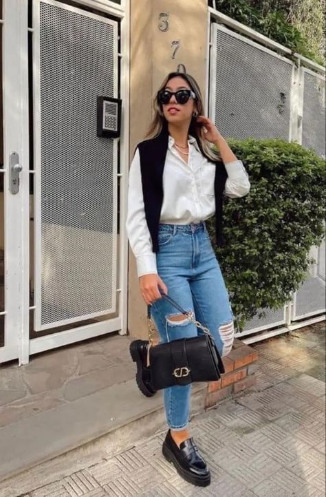 Spring Outfits With Loafers, Loafers Black Women Outfit, 70 Degree Weather Outfit Work, Loafers Casual Outfit, Jeans And Loafers Outfit, Mocassin Outfit, Black Loafers Outfit, Loafer Outfits, Moccasins Outfit