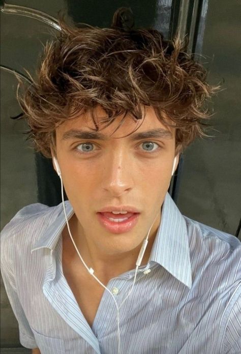 Golden Highlights Brown Hair Men, Light Brown Mens Hair, Male Highlights Hair Men, Surfer Hair Highlights Men, Highlights Brown Hair Male, Mens Light Brown Hair, Mens Brown Hair With Blonde Highlights, Men With Light Brown Hair, Mens Brown Hair With Highlights