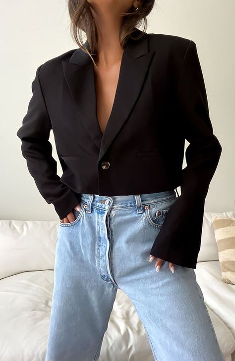 Black Cropped Blazer Outfit, Blazer Outfits Street Style, Crop Blazer Outfit, Cropped Blazer Outfit, Cropped Outfits, Black Blazer Outfit, Oversized Blazers, Blazer Outfits For Women, Business Suits