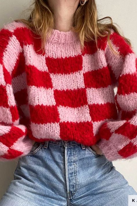 Patron pour tricoter un pull damier oversize Knit Cardigan Outfit, Crochet Sweater Design, Checkered Sweater, Fluffy Sweater, All Free Crochet, Hand Knitted Sweaters, Sweater Crochet Pattern, Sweater Knitting Patterns, Stockinette Stitch