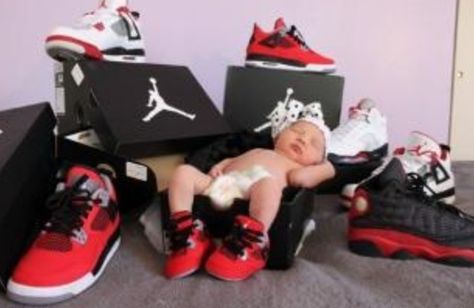 Photography * My 3 day old daughter in a Jordan box with Jordan's! Super cute Theme Nursery, Baby Pics, Baby Sneakers, Baby Photoshoot, Nursery Themes, Baby Pictures, Sneaker Head, Toddler Bed