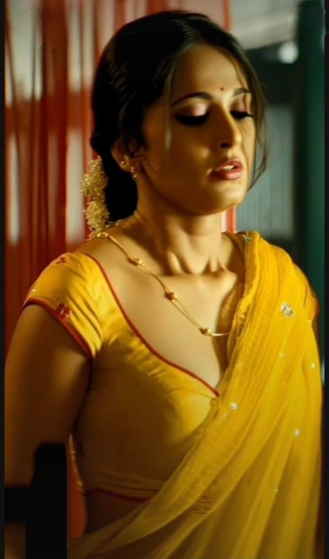 Indian Romance, Anushka Shetty, Women Photography, Kissing Couples, Hottie Women, Arabian Horse, Actress Hot Pics, Face Images, Indian Actress Hot Pics