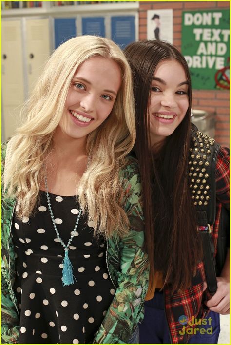 Lauren Taylor (Shelby) and Landry Bender (Cyd) Best Friends Whenever Landry Bender, Disney Actresses, Disney Best Friends, Lauren Taylor, New Disney Movies, Best Friends Whenever, Concept Clothing, Female Actresses, Disney Shows