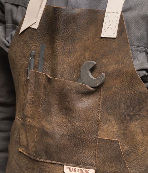 Leather Workshop Apron from The Rag And Bone Man. #craft #craftsmanship #workshop Blacksmith Apron, Apron Aesthetic, Sadie Miller, Workshop Apron, Han Solo Leia, Handmade Leather Work, Crystal Gems Steven Universe, Artist Apron, Shop Apron