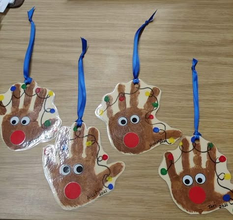 Christmas Crafts For Classroom, Easy Preschool Christmas Crafts, Crafts For Classroom, Crafts For The Classroom, Classroom Christmas Activities, Reindeer Handprint, Preschool Christmas Activities, Handprint Christmas, Christmas Crafts For Toddlers