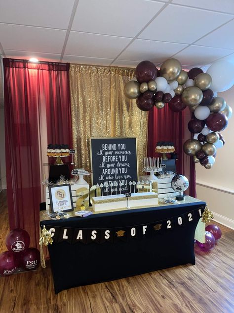 Graduation Reception Ideas, College Graduation Party Themes, Fsu Graduation, Graduation Party Cupcakes, Gold Graduation Decorations, College Graduation Party Decorations, College Graduation Party, Graduation Table Decorations, Graduation Party Table