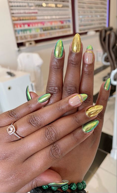 Chrome Trending Nails Alien Chrome Nails, Multicolor Chrome Nails, Metallic Tip Nails, Crome Nails Design Ombre, Metallic Gold Nail Designs, Green Metallic Nails, Chrome Toe Nails, Coral Chrome Nails, Chrome Nails With Design