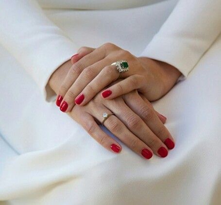 Bride with red nails @queridavalentina Red Wedding Nails, Red Bridal Hair, Wedding Party Dress Guest, Wedding Vase Centerpieces, Green Wedding Inspiration, Nails For Bride, Blush Wedding Flowers, Red Makeup, Braut Make-up