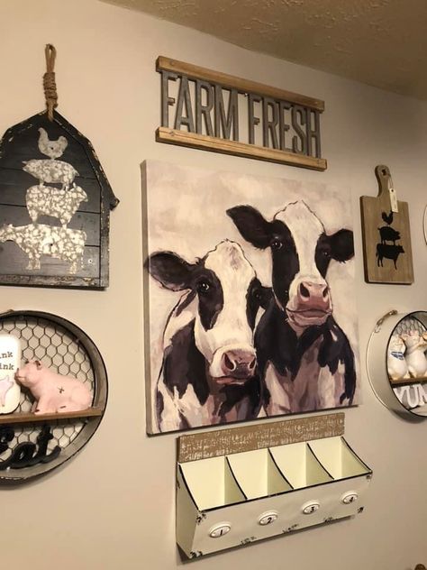 Cow Decor For Kitchen, Chicken Farmhouse Decor, Farm Animal Decor Kitchen, Large Kitchen Wall Decor Ideas, Cow Themed Kitchen, Pictures Above Couch, Kombuis Idees, Farmhouse Diys, Rustic Kitchen Backsplash