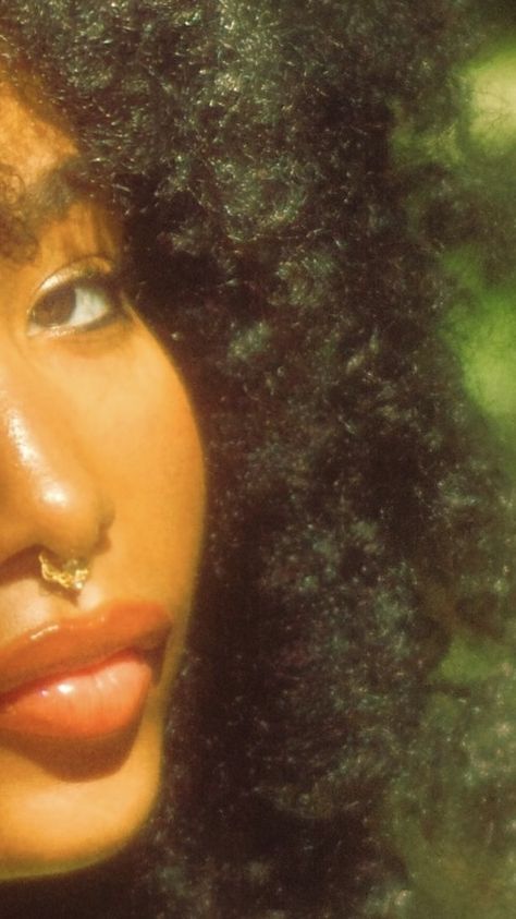 Free Spirit Aesthetic Black Women, Feminine Energy Aesthetic Photography, Y2k Earthy Aesthetic, Afro Aesthetic 70s, Black Hippie Aesthetic, Earthy Girl Aesthetic, Black Fairy Aesthetic, Curly Hair Afro, Park Shoot