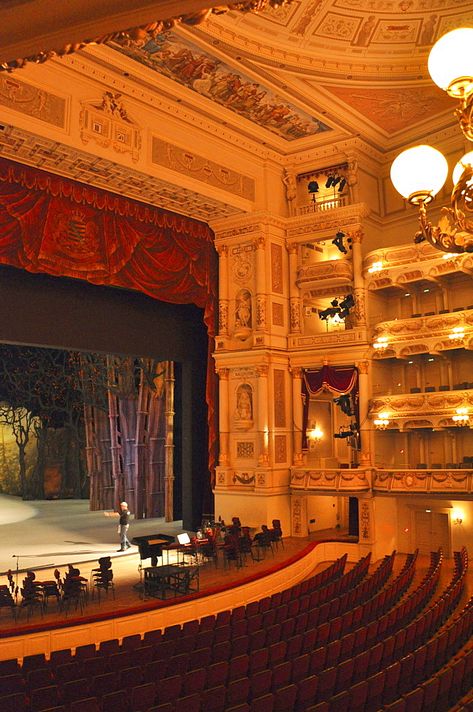 Romantic Theater Stage, Yellow Place Aesthetic, Teatro Aesthetic, Victorian Theatre, Old Theatre, Old Theater, Modern Theatre, Theater Stage, Theatre Interior