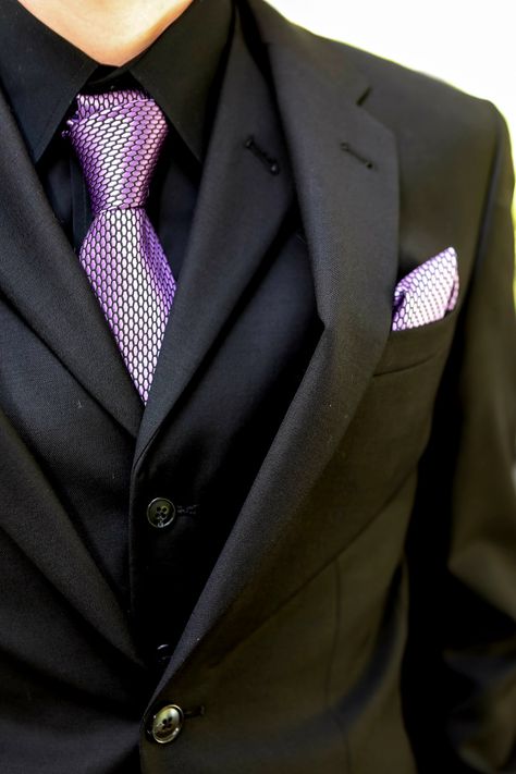 Black and purple groom wedding Black Suit With Lavender Tie, Black And Purple Suit, Purple Groom, All Black Tux, Guys Prom Outfit, All Black Tuxedo, Purple Black Wedding, Prom Tux, Men Attire