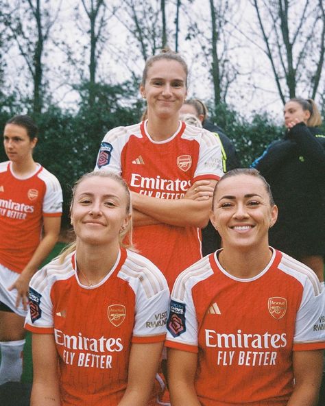 Women Soccer Players, Arsenal Football Team, Katie Mccabe, Arsenal Wallpapers, Arsenal Women, Leah Williamson, Squad Photos, Girls Football, Arsenal Ladies