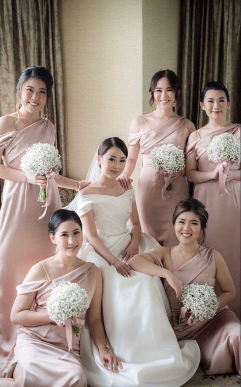 Wedding Entourage Poses, Bridemaid Dress Designs, Entourage Gowns Bridesmaid, Bridesmaid Photoshoot Ideas, Asian Bridesmaid Dresses, Wedding Entourage Gowns, Bridesmaids Photoshoot, Entourage Gowns, Bride Hairstyles For Long Hair