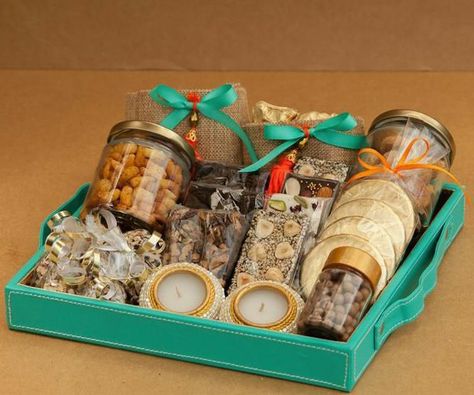 Diwali Gift Hamper Packing Ideas, Rakhi Gift Hamper Ideas Handmade, Gift Tray Packaging, Dessert Hampers Ideas, Food Hampers Packaging, Lohri Gift Packing Ideas, Chocolate Hamper Ideas Baskets, Diwali Sweets Packaging, Rakhi Hampers Diy