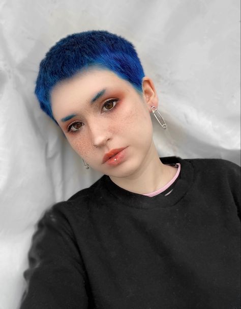 Blue buzz cut non binary Blue Hair Buzzcut, Dark Blue Buzzcut, Shaved Head Women Dyed, Blue Buzzcut Woman, Blue Shaved Head, Blue Shaved Hair, Split Dye Buzz Cut, Dyed Hair Buzzcut, Alt Buzzcut